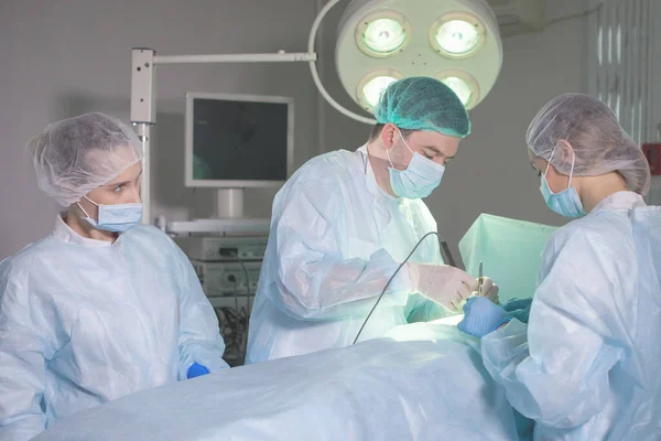 Tres Cirujanos Durante Cirugía Abdominal Uniformes Azules Guantes Látex Instrumentos — Foto de Stock