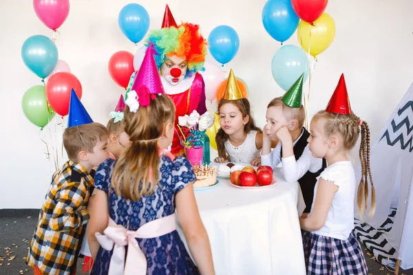 孩子们在生日派对上和小丑玩耍和玩乐 — 图库照片