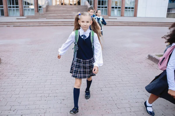 ティーン女子高生で制服でバックパックでプレイしたスカート行きますで学校 — ストック写真