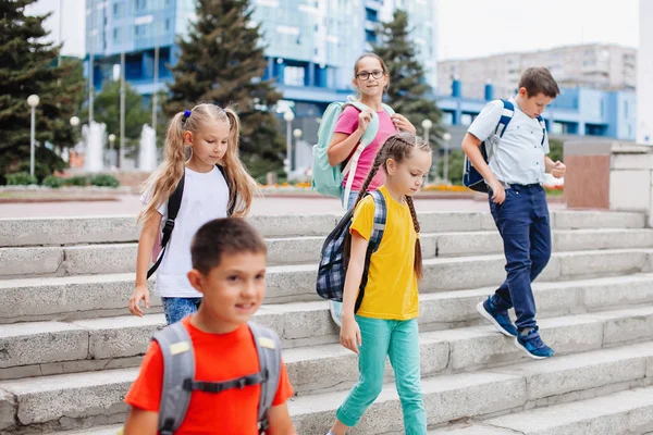 Παιδιά Έφηβοι Πολύχρωμα Ρούχα Σακίδια Ανεβαίνουν Τις Σκάλες Για Σχολείο — Φωτογραφία Αρχείου