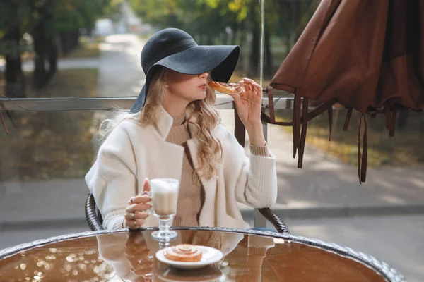 Retrato Uma Senhora Loira Chapéu Preto Uma Mesa Café Comendo — Fotografia de Stock