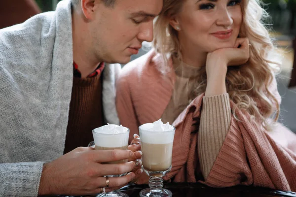 Dois Amantes Homem Uma Mulher Numa Mesa Num Café Abraço — Fotografia de Stock