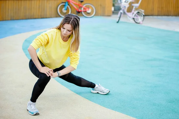 Donna Pratica Allenamento Campo Sportivo Parco Cittadino Allenamento Modello Fitness — Foto Stock