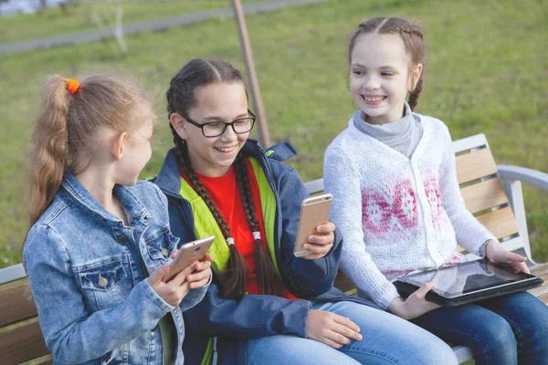 Trois Adolescentes Munies Téléphone Intelligent Assoient Sur Banc Dans Parc — Photo
