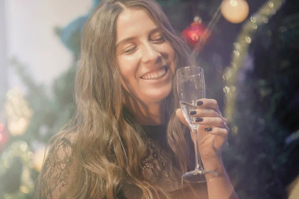 Schöne Frau Die Sich Bei Einem Glas Champagner Neben Einem — Stockfoto