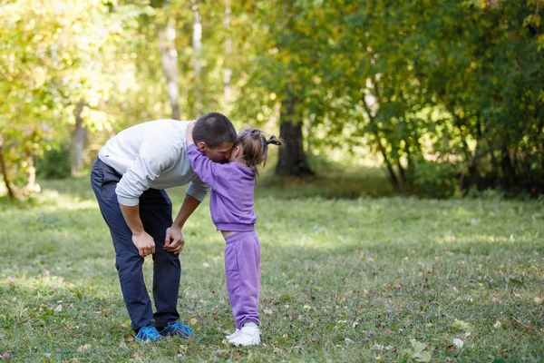 Papa Dochter Hebben Plezier Het Zomerpark Meisje Knuffelt Haar Vader — Stockfoto