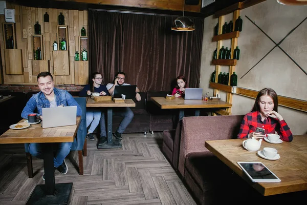 Бизнес Ланч Люди Едят Общаются Социальных Сетях Столиками Кафе — стоковое фото
