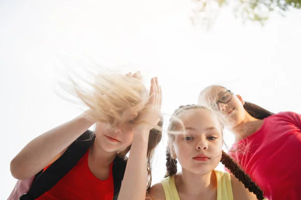 Drie Tienermeisjes Met Gelukkige Gezichten Kijken Naar Camera Gelukkige Kindertijd — Stockfoto