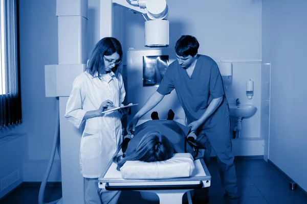 Enfermeira Médico Radiologista Fazer Raio Paciente Dispositivo Consultório Médico — Fotografia de Stock