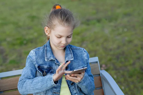 Enfants Gadgets Dans Parc Ville — Photo