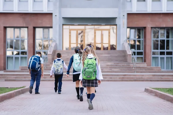 Los Estudiantes Uniformados Van Escuela Las Escaleras Para Clase Vista — Foto de Stock