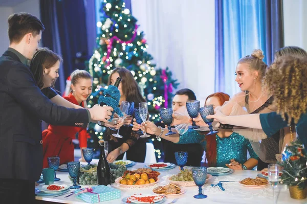 Group Happy Friends Celebrating Christmas New Year Man Pours Champagne — Stock Photo, Image