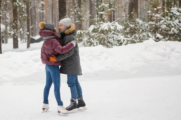 Pareja Hombre Mujer Patinaje Sobre Hielo Abrazos Pista Hielo Invierno — Foto de Stock