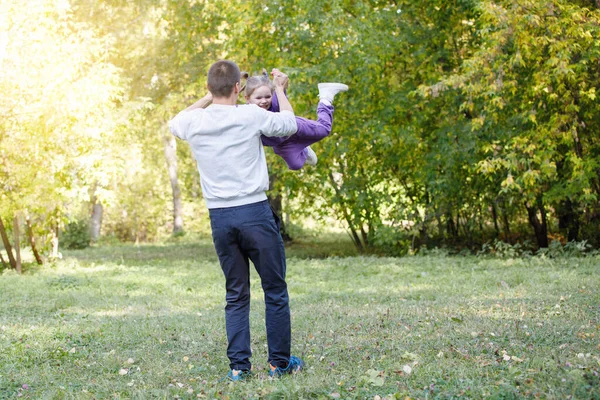 Papà Figlia Divertono Nel Parco Estivo Uomo Ruota Una Ragazza — Foto Stock