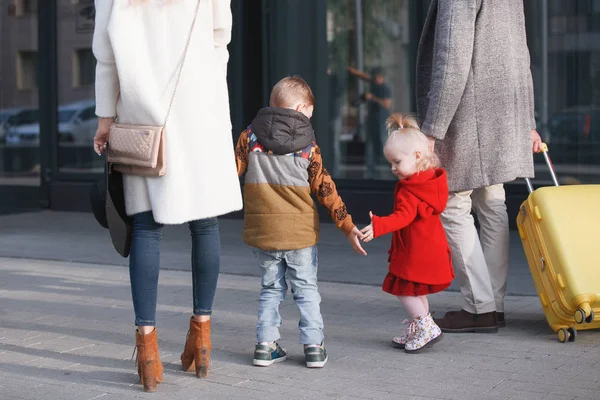 Família Turistas Pai Mãe Filha Filho Com Uma Mala Amarela — Fotografia de Stock