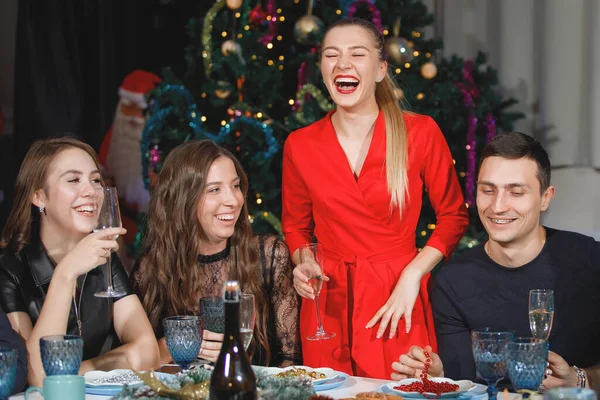 Blond Vrouw Rode Toast Vrienden Aan Tafel Kerstmis Nieuwjaar — Stockfoto