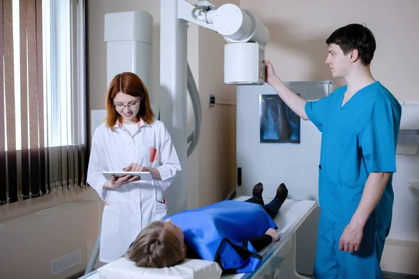 Νοσοκόμα Και Ένας Ακτινολόγος Γιατρός Λαμβάνουν Μια Ακτινογραφία Του Ασθενούς — Φωτογραφία Αρχείου