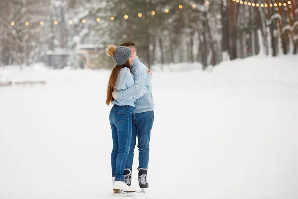 Любящая Пара Целуется Зимнем Парке Природе Теплая Одежда Вязаные Шляпы — стоковое фото