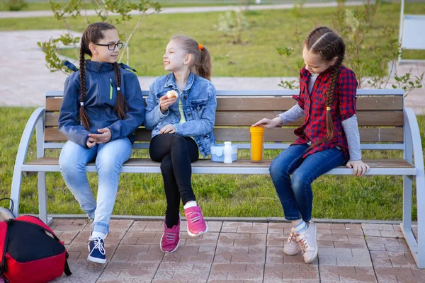 Las Adolescentes Comen Banco Parque Ciudad Comida Saludable Lonchera Gente —  Fotos de Stock