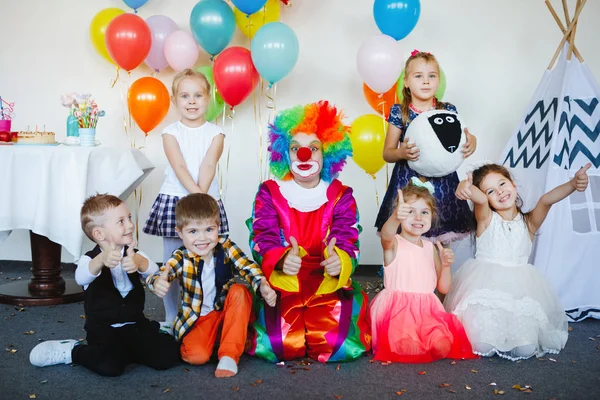 Crianças Brincam Divertem Com Palhaço Uma Festa Aniversário — Fotografia de Stock