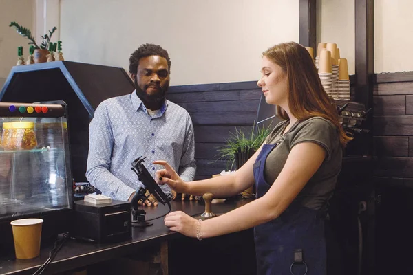 Afrikansk Man Med Skägg Köper Kopp Kaffe Vid Bardisk Ett — Stockfoto