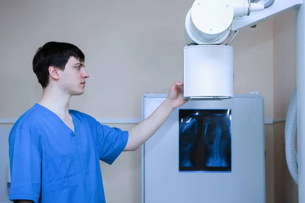 Mannelijke Arts Radioloog Bereidt Apparatuur Voor Röntgenfoto Een Medisch Kantoor — Stockfoto