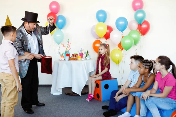 Una Festa Bambini Mago Illusionista Mostra Trucchi Gruppo Bambini Berretti — Foto Stock