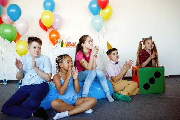 Niños Multinacionales Una Celebración Cumpleaños Con Pelotas Gorras Dulces Examinan — Foto de Stock