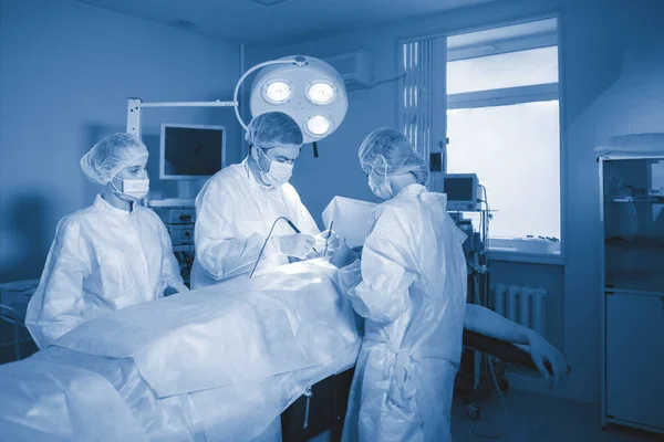 Tres Cirujanos Durante Cirugía Abdominal Uniformes Azules Guantes Látex Instrumentos — Foto de Stock