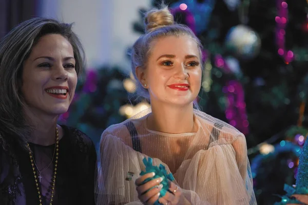 Een Groep Gelukkige Vrienden Dansend Bij Kerstboom Vrouwen Lachen Verheugen — Stockfoto