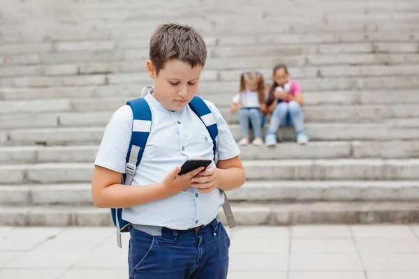 Αγόρι Σακίδιο Κοιτάζει Smartphone Μια Ηλιόλουστη Μέρα Του Καλοκαιριού Εξωτερικούς — Φωτογραφία Αρχείου