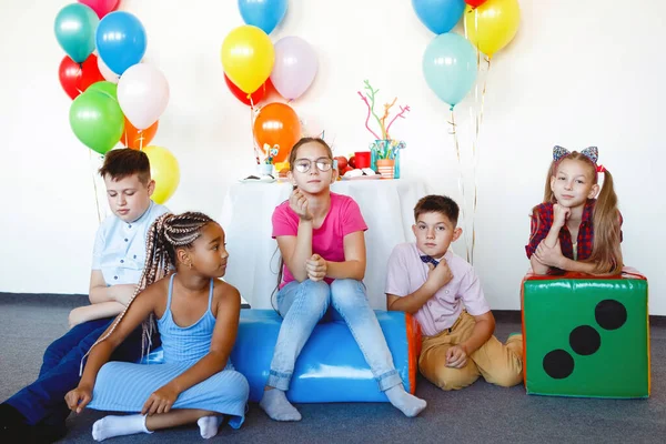 Bambini Multinazionali Una Festa Compleanno Con Palle Tappi Dolci Risate — Foto Stock