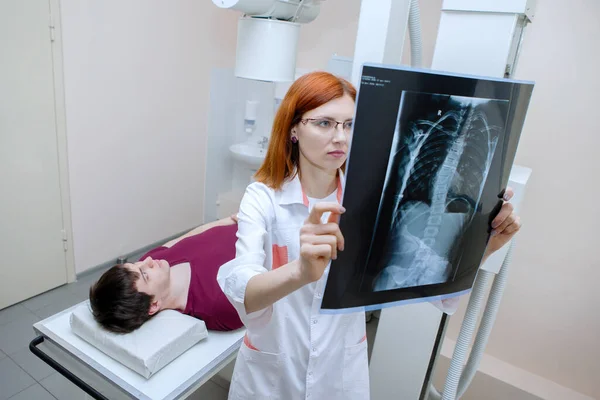 Vrouwelijke Arts Naast Een Liegende Patiënt Radiologen Bestuderen Röntgenfoto Een — Stockfoto
