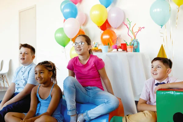 Barn Födelsedagsfest Med Bollar Mössor Godis Och Skratt — Stockfoto