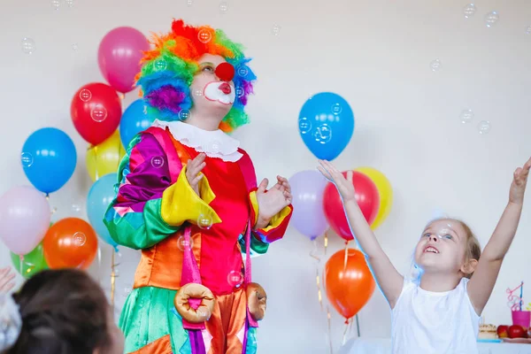 Barn Leker Och Har Kul Med Clown Födelsedagsfest — Stockfoto