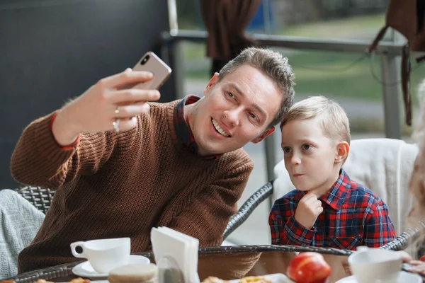 Ojciec Syn Rozmawiają Selfie Zakupach — Zdjęcie stockowe