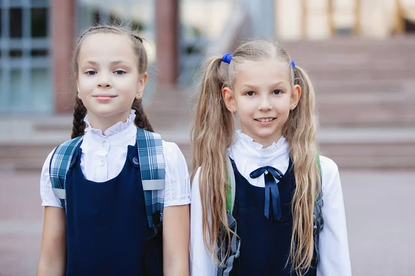 Två Tonårstjejer Uniform Med Hästsvans Och Flätor Poserar Och Tittar — Stockfoto