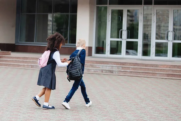 Los Niños Con Mochilas Van Escuela — Foto de Stock