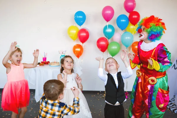 Bambini Giocano Divertono Con Clown Una Festa Compleanno — Foto Stock