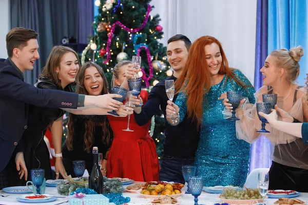 Companhia Alegre Amigos Celebra Natal Ano Novo Uma Mesa Perto — Fotografia de Stock