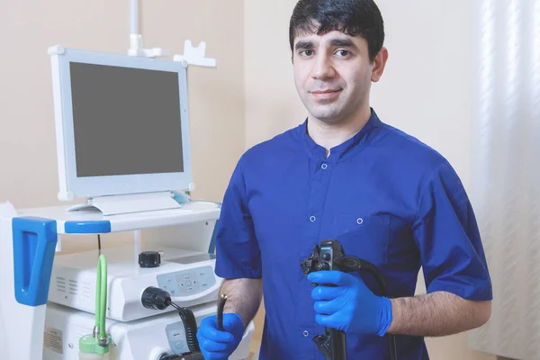 위내시경 내시경 의사는 연구하는 나타내는 조영법 검사하는 기구를 사용하여 수술할 — 스톡 사진