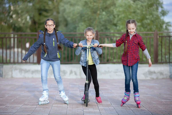 Młode Dziewczyny Spacerujące Ulicy Rolką Hulajnogą — Zdjęcie stockowe