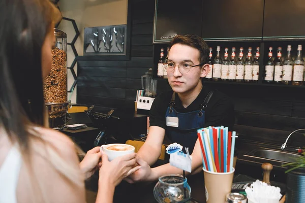 Barista Förkläde Serverar Kopp Cappuccino Kaffe Till Kund Vid Bardisken — Stockfoto