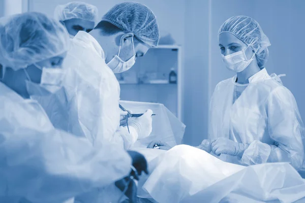 Tres Los Cirujanos Que Realizan Operación Paciente Está Bajo Anestesia — Foto de Stock