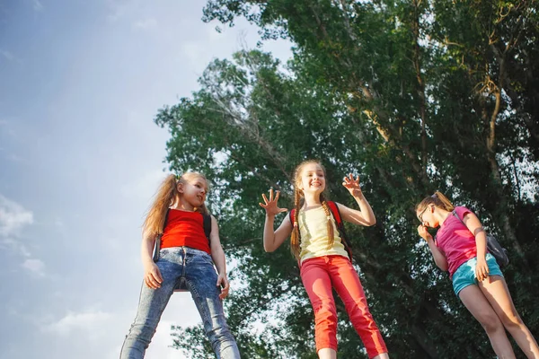 Adolescentes Brillantemente Vestidos Están Grupo Parque Ciudad Feliz Infancia Feliz — Foto de Stock