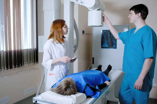 Verpleegster Arts Radioloog Nemen Een Röntgenfoto Van Patiënt Het Apparaat — Stockfoto
