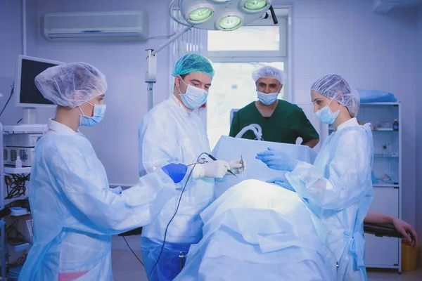 Equipe Cirurgiões Anestesiologista Enfermeiro Durante Cirurgia Sala Cirurgia — Fotografia de Stock