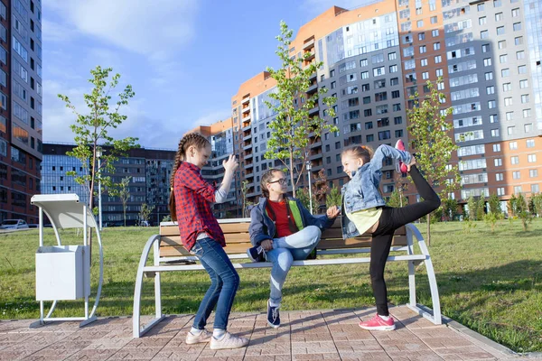 Bambini Gadget Nel Parco Cittadino — Foto Stock