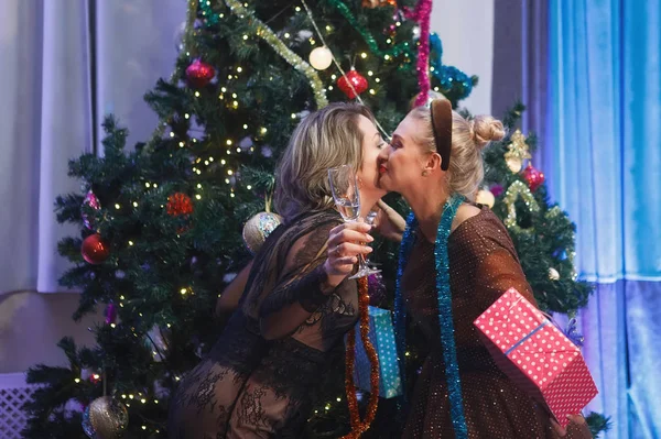 Dvě Elegantní Ženy Radují Dárkovou Krabicí Vánočního Stromečku Žena Směje — Stock fotografie