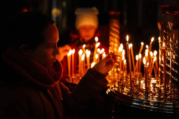 Девушка Молится Перед Горящими Свечами Канделябре Православной Церкви — стоковое фото